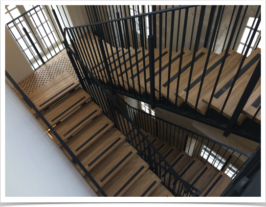 Escalier droit avec marches bois